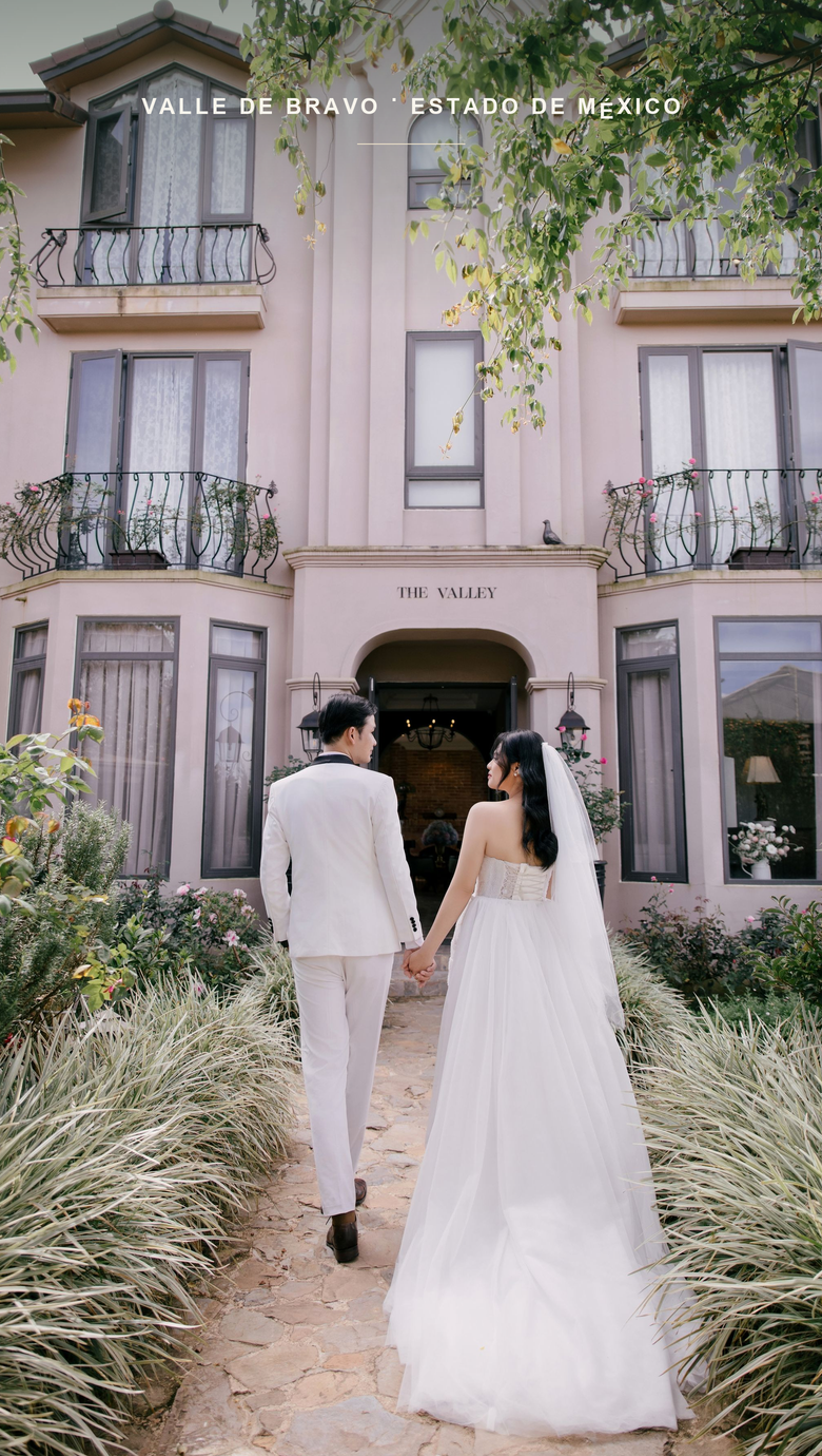 Renata y Santiago frente a la hacienda. Valle de Bravo, Estado de México.
