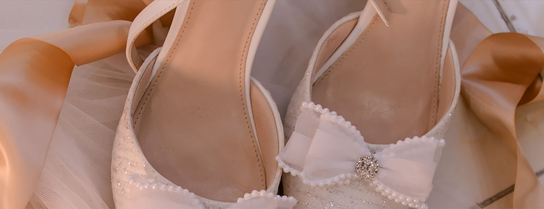 Detalle de zapatos y papelería de boda.